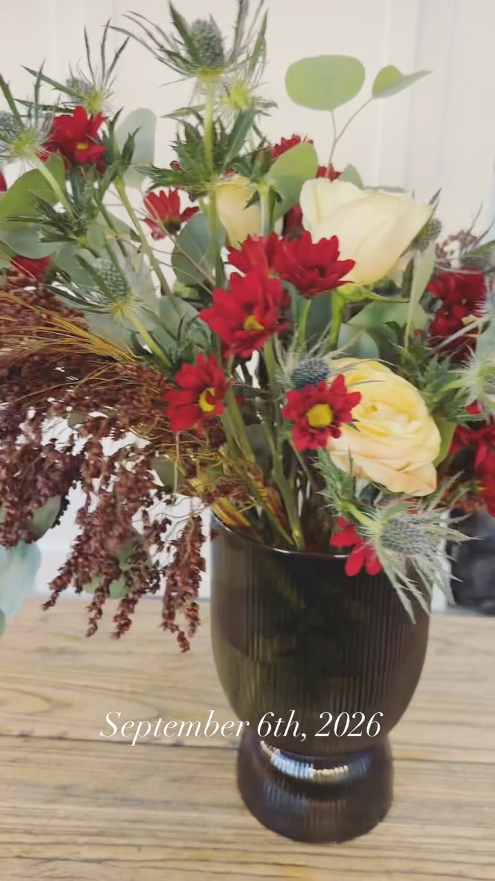 This brings me so much joy. If it didn’t feel like the surface of the sun here in Nashville, I’d accompany this #bouq with a sweater and light a candle. 🕯️🥀